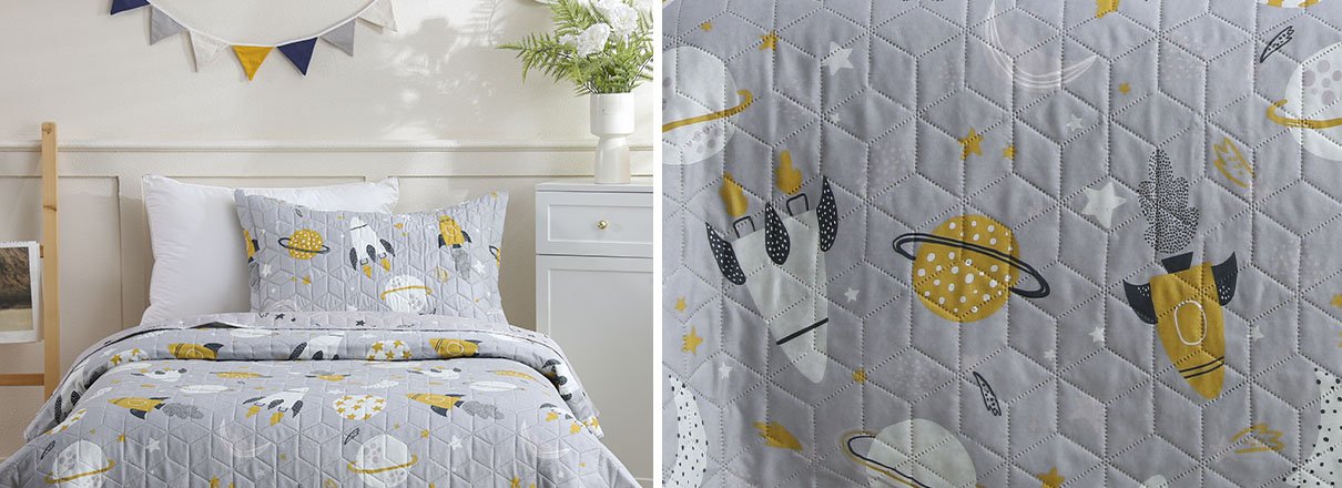 Colcha infantil com tema espacial em tons de cinza, amarelo e preto